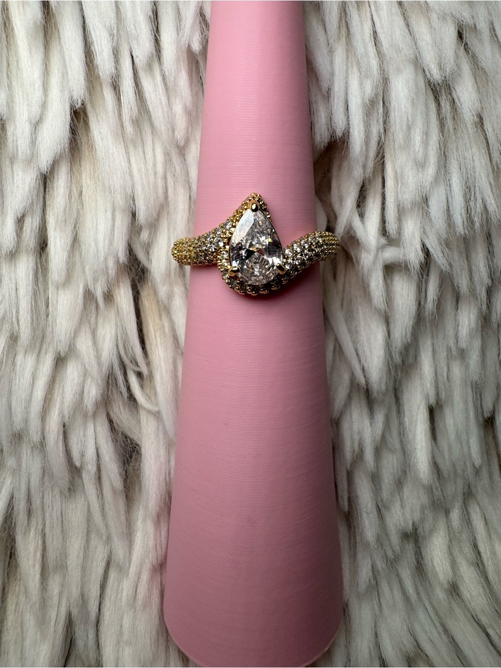 Stunning gold ring